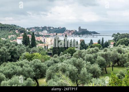 Vue aérienne de Lerici et de son château au-dessus de la mer Banque D'Images