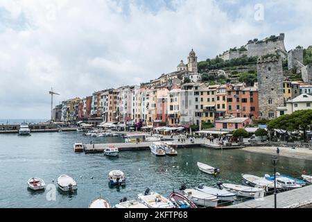 Portovenere, Italie - 30/06/2020: Paysage du front de mer de Porto Venere Banque D'Images