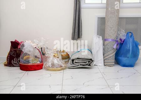 Il y a beaucoup de cadeaux dans la salle de restaurant préparés pour les jeunes mariés pour le mariage oriental national. Banque D'Images