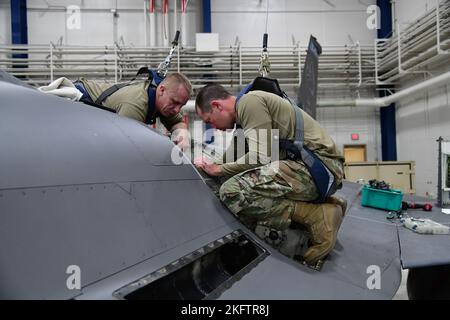 Les spécialistes des systèmes d'armement de l'aéronef affectés à la 148th Fighter Wing, de la Garde nationale aérienne du Minnesota, à Duluth, au Minnesota, retirent l'ensemble de manutention d'un M61A1. Les spécialistes des systèmes d'armement de l'avion s'assurent que les engins explosifs peuvent être livrés avec précision à partir du F-16 Fighting Falcons sur 7 octobre 2022. De l'essai et de l'évaluation de nouveaux systèmes d'armes à l'ordnance de chargement, ces professionnels s'assurent que lorsqu'un pilote tire la gâchette, les dispositifs se lancent avec succès loin de l'avion vers la cible. Banque D'Images