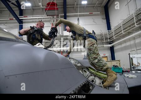 Les spécialistes des systèmes d'armement de l'aéronef affectés à la 148th Fighter Wing, de la Garde nationale aérienne du Minnesota, à Duluth, au Minnesota, retirent l'ensemble de manutention d'un M61A1. Les spécialistes des systèmes d'armement de l'avion s'assurent que les engins explosifs peuvent être livrés avec précision à partir du F-16 Fighting Falcons sur 7 octobre 2022. De l'essai et de l'évaluation de nouveaux systèmes d'armes à l'ordnance de chargement, ces professionnels s'assurent que lorsqu'un pilote tire la gâchette, les dispositifs se lancent avec succès loin de l'avion vers la cible. Banque D'Images