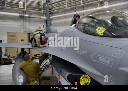 Les spécialistes des systèmes d'armement de l'aéronef affectés à la 148th Fighter Wing, de la Garde nationale aérienne du Minnesota, à Duluth, au Minnesota, retirent l'ensemble de manutention d'un M61A1. Les spécialistes des systèmes d'armement de l'avion s'assurent que les engins explosifs peuvent être livrés avec précision à partir du F-16 Fighting Falcons sur 7 octobre 2022. De l'essai et de l'évaluation de nouveaux systèmes d'armes à l'ordnance de chargement, ces professionnels s'assurent que lorsqu'un pilote tire la gâchette, les dispositifs se lancent avec succès loin de l'avion vers la cible. Banque D'Images