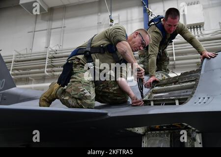 Les spécialistes des systèmes d'armement de l'aéronef affectés à la 148th Fighter Wing, de la Garde nationale aérienne du Minnesota, à Duluth, au Minnesota, retirent l'ensemble de manutention d'un M61A1. Les spécialistes des systèmes d'armement de l'avion s'assurent que les engins explosifs peuvent être livrés avec précision à partir du F-16 Fighting Falcons sur 7 octobre 2022. De l'essai et de l'évaluation de nouveaux systèmes d'armes à l'ordnance de chargement, ces professionnels s'assurent que lorsqu'un pilote tire la gâchette, les dispositifs se lancent avec succès loin de l'avion vers la cible. Banque D'Images