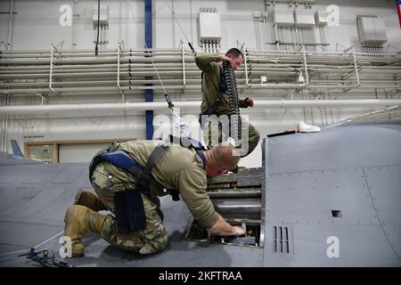 Les spécialistes des systèmes d'armement de l'aéronef affectés à la 148th Fighter Wing, de la Garde nationale aérienne du Minnesota, à Duluth, au Minnesota, retirent l'ensemble de manutention d'un M61A1. Les spécialistes des systèmes d'armement de l'avion s'assurent que les engins explosifs peuvent être livrés avec précision à partir du F-16 Fighting Falcons sur 7 octobre 2022. De l'essai et de l'évaluation de nouveaux systèmes d'armes à l'ordnance de chargement, ces professionnels s'assurent que lorsqu'un pilote tire la gâchette, les dispositifs se lancent avec succès loin de l'avion vers la cible. Banque D'Images