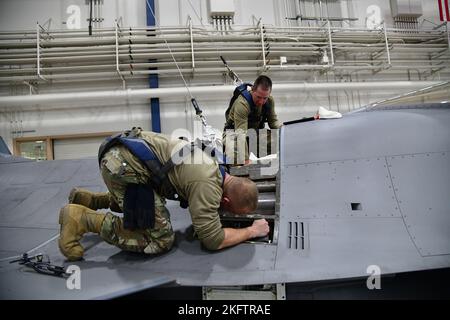 Les spécialistes des systèmes d'armement de l'aéronef affectés à la 148th Fighter Wing, de la Garde nationale aérienne du Minnesota, à Duluth, au Minnesota, retirent l'ensemble de manutention d'un M61A1. Les spécialistes des systèmes d'armement de l'avion s'assurent que les engins explosifs peuvent être livrés avec précision à partir du F-16 Fighting Falcons sur 7 octobre 2022. De l'essai et de l'évaluation de nouveaux systèmes d'armes à l'ordnance de chargement, ces professionnels s'assurent que lorsqu'un pilote tire la gâchette, les dispositifs se lancent avec succès loin de l'avion vers la cible. Banque D'Images