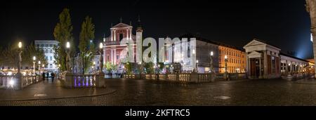 Les célèbres trois ponts et la place Preseren dans le centre de Ljubljana illuminés la nuit, Slovénie Banque D'Images