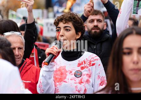 Londres, Royaume-Uni. 19 novembre 2022. Les manifestants défilent de l'ambassade iranienne à Downing Street en souvenir du massacre du silence et contre l'Irania Banque D'Images