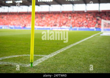 Gros plan sur le poteau du drapeau dans le coin du terrain de football Banque D'Images