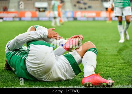 Le footballeur blessé est sur le terrain. Banque D'Images