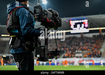 Caméraman derrière le terrain de jeu pendant le match de football. Banque D'Images