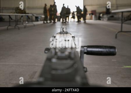 La mitrailleuse M2 repose sur un M2 non chargé à ft. Hood, TX, oct. 7, 2022. La Mitrailleuse M2 a également été utilisée comme fusil de sniper à longue portée lorsqu'elle est équipée d'une lunette télescopique. 369SB, 369e brigade de développement durable, Harlem Hellfighters, NYARNG, arme, Banque D'Images