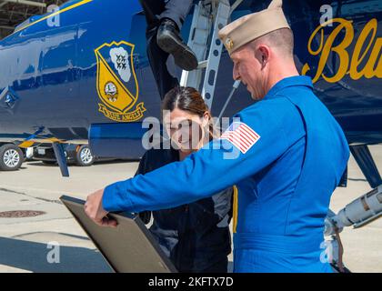 OAKLAND, Californie (oct 07, 2022) Escadron de démonstration de vol de la Marine, pilote avancé et narrateur des Blue Angels, Lt. Cmdr. Griffen Stangel, présente Monica Barbaro, Top Gun: Actrice Maverick, avec une lithographie personnalisée. Les Blue Angels organisent des démonstrations de vol dans 32 endroits à travers le pays afin de présenter au public américain le travail d'équipe et le professionnalisme de la Marine et du corps des Marines des États-Unis. Banque D'Images