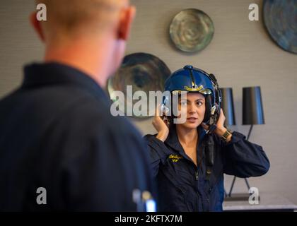 OAKLAND, Californie (oct 07, 2022) Monica Barbaro, Top Gun: Actrice Maverick, prépare son vol avec l'escadron de démonstration de vol de la Marine, les Blue Angels pendant la semaine de la flotte San Francisco 2022. Les Blue Angels organisent des démonstrations de vol dans 32 endroits à travers le pays afin de présenter au public américain le travail d'équipe et le professionnalisme de la Marine et du corps des Marines des États-Unis. Banque D'Images