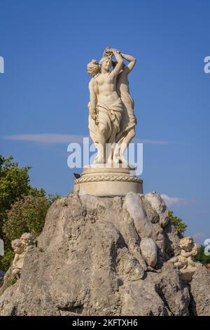 Vue sur le paysage de la fontaine des trois Grâces, élégante sculpture en pierre des femmes et des anges sur la place de la Comédie, Montpellier, France Banque D'Images