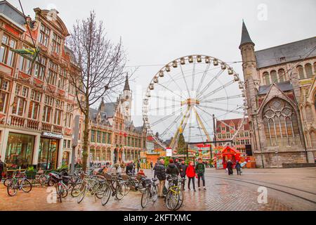 16 décembre 2019, Gand, Belgique. Roue panoramique dans le marché de Noël dans le centre-ville. Banque D'Images