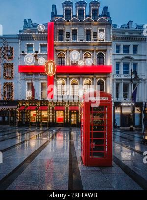 Décorations de Noël à l'avant du magasin Cartier à Mayfair, Londres. Banque D'Images