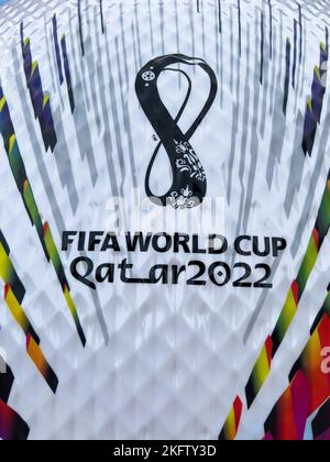 Taille géante du football officiel de la Coupe du monde de la FIFA Qatar 2022 exposé dans l'espace public. Ball est le nom 'Al Rihla', signifiant le voyage en arabe. Singapour Banque D'Images