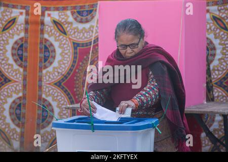 Lalitpur, Népal. 20th novembre 2022. Une femme vote lors des élections générales de Lalitpur, au Népal, le 20 novembre 2022. Les Nepalis se sont rendus aux urnes dimanche matin pour des élections à la Chambre des représentants du Parlement fédéral et à sept assemblées provinciales. Credit: Hari Maharajan/Xinhua/Alamy Live News Banque D'Images