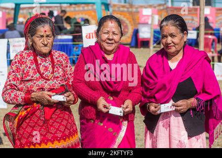 Lalitpur, Népal. 20th novembre 2022. Les électeurs montrent leur carte d'identité après avoir voté lors des élections générales à Lalitpur, Népal, le 20 novembre 2022. Les Nepalis se sont rendus aux urnes dimanche matin pour des élections à la Chambre des représentants du Parlement fédéral et à sept assemblées provinciales. Credit: Hari Maharajan/Xinhua/Alamy Live News Banque D'Images