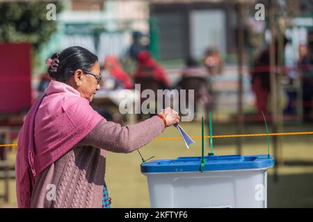 Lalitpur, Népal. 20th novembre 2022. Une femme vote lors des élections générales de Lalitpur, au Népal, le 20 novembre 2022. Les Nepalis se sont rendus aux urnes dimanche matin pour des élections à la Chambre des représentants du Parlement fédéral et à sept assemblées provinciales. Credit: Hari Maharajan/Xinhua/Alamy Live News Banque D'Images