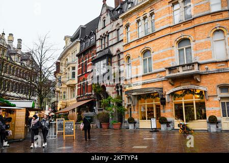 16 décembre 2019, Gand, Belgique. 16 décembre 2019, Gand, Belgique. Foire de Noël dans la vieille ville. Pavillons et personnes éclairés. Banque D'Images