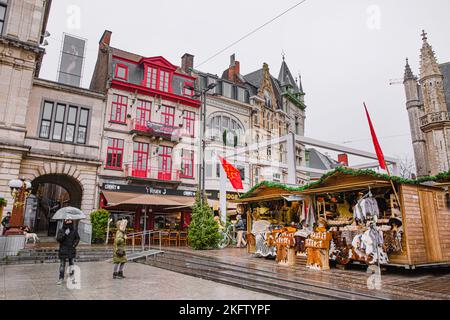 16 décembre 2019, Gand, Belgique. 16 décembre 2019, Gand, Belgique. Foire de Noël dans la vieille ville. Pavillons et personnes éclairés. Banque D'Images