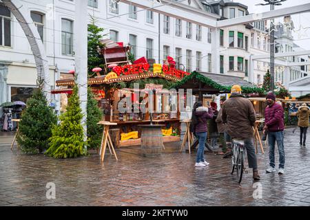 16 décembre 2019, Gand, Belgique. 16 décembre 2019, Gand, Belgique. Foire de Noël dans la vieille ville. Pavillons et personnes éclairés. Banque D'Images