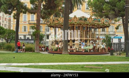NICE, FRANCE - 15 AOÛT 2015 : vue sur la rue du carrousel de la Coulee verte au parc Albert I à Nice. Banque D'Images