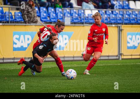 Sinsheim Hoffenheim, Allemagne. 20th novembre 2022. Sinsheim-Hoffenheim, Allemagne, 20 novembre 2022: Julia Hickelsberger (18 Hoffenheim) est abordée par Lara Marti (30 Leverkusen) crédit: SPP Sport presse photo. /Alamy Live News Banque D'Images