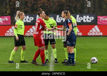 l'arbitre adjoint Melissa Lejear , Maud Coutereels (17) de Standard , l'arbitre Mehdi Sauyard , Pauline Windels (5) de Zulte-Waregem , adjointe arbitre Melissa Lejear photographiée avant un match de football féminin entre Standard Femina de Liège et Zulte-Waregem le 11 ème jour de match de la saison 2022 - 2023 de la Super League belge Lotto Womens , samedi 19 novembre 2022 à Liège, Belgique . PHOTO SPORTPIX | STIJN AUDOOREN Banque D'Images