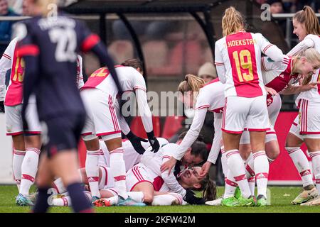 DUIVENDRECHT, PAYS-BAS - NOVEMBRE 20: Romee Leuchter d'Ajax, joueurs d'Ajax célèbrent le but pendant le match néerlandais Azerion Womens Eredivisiie entre Ajax et PSV Eindhoven à de Toekomst sur 20 novembre 2022 à Duivendrecht, pays-Bas (photo par Patrick Goosen/Orange Pictures) Banque D'Images