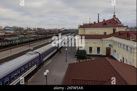 Kherson, Ukraine, Ukraine. 19th novembre 2022. Vue sur la gare de Kherson après le premier train depuis l'invasion russe en provenance de Kiev. Kherson a été officiellement libéré après neuf mois d'occupation russe sur 11 novembre 2022. (Image de crédit : © Svet Jacqueline/ZUMA Press Wire) Banque D'Images