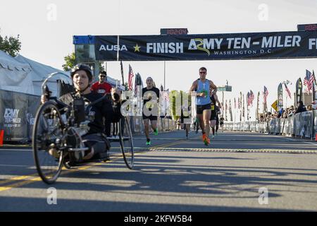 Les participants franchissent la ligne d'arrivée pendant la course de 10-Miler de l'Armée le 9 octobre 2022. L'Armée de terre Ten-Miler est la deuxième plus grande course de dix milles aux États-Unis. Il se tient chaque année en octobre à Arlington, va et Washington, D.C., des dizaines de milliers de coureurs et de spectateurs viennent à Washington, D.C., pour rejoindre ce classique de course. Banque D'Images