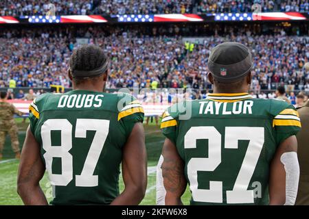 Roméo Doubs, grand receveur de Green Bay Packers, et Patrick Taylor, Packers qui se sont remis en marche, se tiennent sur la touche lors de l'hymne national américain du match des New York Giants contre Green Bay Packers de la National football League au Tottenham Hotspur Stadium, à Londres, en Angleterre, le 9 octobre 2022. Au cours de la cérémonie précédant le match, plus de 50 aviateurs ont défait le drapeau, accompagné d'une équipe de garde d'honneur et d'un chanteur pour chanter l'hymne national des États-Unis. Banque D'Images