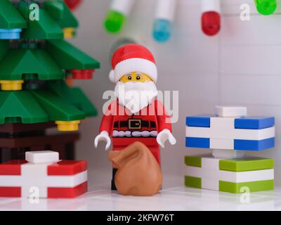 Tambov, Fédération de Russie - 15 novembre 2022 Lego Santa Claus Minifigure debout près d'un arbre de Noël avec des cadeaux autour de lui. Banque D'Images