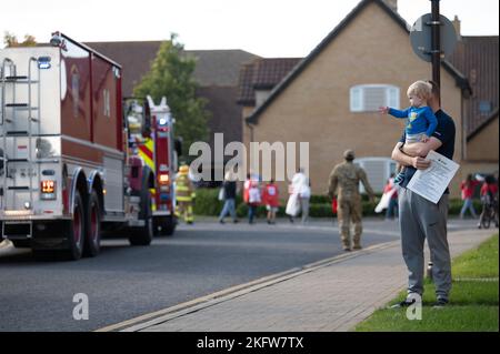 Un enfant fait signe à la parade annuelle de la semaine de la prévention des incendies alors qu'elle passe à RAF Lakenheath, Angleterre, octobre 10, 2022. La semaine de la prévention des incendies a commencé après le Grand incendie de Chicago en 1922 comme un moyen d'attirer l'attention sur la sécurité incendie. 48th civil Engineer Squadron, 48th Fighter Wing, semaine de prévention des incendies, Banque D'Images