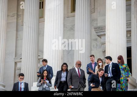 Washington, États-Unis d'Amérique. 17th novembre 2022. Bennie Thompson, représentant des États-Unis (démocrate du Mississippi), président du comité spécial de la Chambre pour enquêter sur l'attaque de 6 janvier contre le Capitole des États-Unis, s'entretient avec des reporters alors qu'il quitte le Capitole des États-Unis à la suite d'un vote de la Chambre à Washington, DC, jeudi, 17 novembre 2022. Credit: Rod Lamkey/CNP/Sipa USA(RESTRICTION: PAS de journaux ou journaux New York ou New Jersey dans un rayon de 75 miles de New York City) Credit: SIPA USA/Alay Live News Banque D'Images