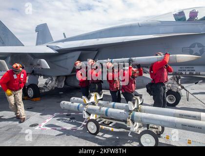 Les marins affectés au « Golden Warriors » du Strike Fighter Squadron (VFA) 87 transportent un missile de l'aile d'un F/A-18E Super Hornet à un chariot de transport de munitions sur le pont de vol du premier en classe USS Gerald R. Ford (CVN 78) pendant les opérations de vol cycliques, le 10 octobre 2022. Le Gerald R. Ford Carrier Strike Group (GRFCG) est déployé dans l'océan Atlantique, menant des activités d'entraînement et des opérations aux côtés des alliés et des partenaires de l'OTAN afin d'améliorer l'intégration pour les opérations futures et de faire la démonstration des États-Unis L’engagement de la Marine à l’égard d’une région de l’Atlantique pacifique, stable et exempte de conflits Banque D'Images