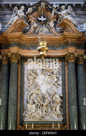 Rome. Italie. Sant'Agnese à Agone (Sant'Agnese sur la Piazza Navona), retable en marbre représentant la Sainte famille, 1676-1683 par Domenico Guidi Banque D'Images