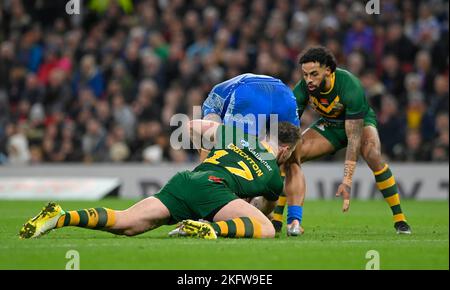 Manchester ANGLETERRE - NOVEMBRE 19. Angus Crichton, d'Australie, arrête Brian to'o, de Samoa, lors de la finale de la coupe du monde de rugby entre l'Australie et les Samoa au vieux TraffordStadium sur 19 novembre - 2022 à Manchester, en Angleterre. Banque D'Images