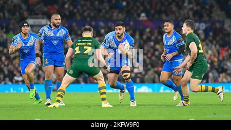 Manchester ANGLETERRE - NOVEMBRE 19. Royce Hunt de Samoa prend Angus Crichton d'Australie lors de la finale de la coupe du monde de rugby entre l'Australie et les Samoa au stade Old Trafford sur 19 novembre - 2022 à Manchester, en Angleterre. Banque D'Images