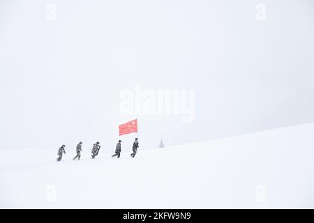 ALTAY, CHINE - le 20 NOVEMBRE 2022 - la police des frontières patrouille la frontière entre la Chine et la Mongolie dans la neige à Altay, province du Xinjiang, Chine, le 20 novembre 202 Banque D'Images