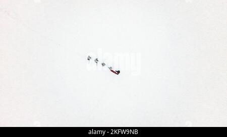 ALTAY, CHINE - le 20 NOVEMBRE 2022 - la police des frontières patrouille la frontière entre la Chine et la Mongolie dans la neige à Altay, province du Xinjiang, Chine, le 20 novembre 202 Banque D'Images