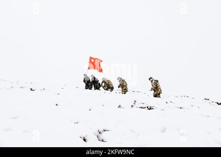 ALTAY, CHINE - le 20 NOVEMBRE 2022 - la police des frontières patrouille la frontière entre la Chine et la Mongolie dans la neige à Altay, province du Xinjiang, Chine, le 20 novembre 202 Banque D'Images