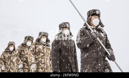 ALTAY, CHINE - le 20 NOVEMBRE 2022 - la police des frontières patrouille la frontière entre la Chine et la Mongolie dans la neige à Altay, province du Xinjiang, Chine, le 20 novembre 202 Banque D'Images