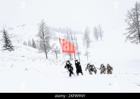 ALTAY, CHINE - le 20 NOVEMBRE 2022 - la police des frontières patrouille la frontière entre la Chine et la Mongolie dans la neige à Altay, province du Xinjiang, Chine, le 20 novembre 202 Banque D'Images