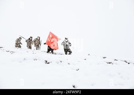 ALTAY, CHINE - le 20 NOVEMBRE 2022 - la police des frontières patrouille la frontière entre la Chine et la Mongolie dans la neige à Altay, province du Xinjiang, Chine, le 20 novembre 202 Banque D'Images