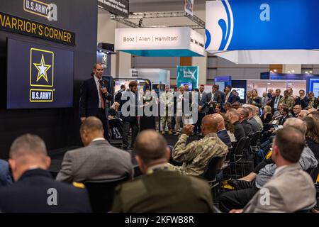 LTG Laura A. Potter, chef de cabinet adjoint, G-2 ; M. Alexander Miller, HQDA G-2 Conseiller principal pour S&T ; M. Mark C. Luz, PEO, IEW&S ; M. Michael C. Monteleone III, APNT/S, Directeur, parle aux membres de l'auditoire de la détection profonde et de la périphérie à la Convention AUSA de 2022 sur le 10 octobre 2022, à Washington, D.C. Banque D'Images