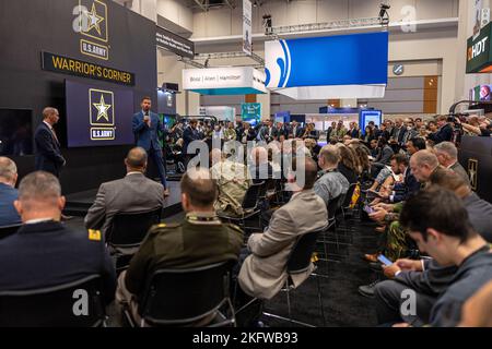 LTG Laura A. Potter, chef de cabinet adjoint, G-2 ; M. Alexander Miller, HQDA G-2 Conseiller principal pour S&T ; M. Mark C. Luz, PEO, IEW&S ; M. Michael C. Monteleone III, APNT/S, Directeur, parle aux membres de l'auditoire de la détection profonde et de la périphérie à la Convention AUSA de 2022 sur le 10 octobre 2022, à Washington, D.C. Banque D'Images