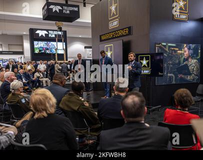 LTG Laura A. Potter, chef de cabinet adjoint, G-2 ; M. Alexander Miller, HQDA G-2 Conseiller principal pour S&T ; M. Mark C. Luz, PEO, IEW&S ; M. Michael C. Monteleone III, APNT/S, Directeur, parle aux membres de l'auditoire de la détection profonde et de la périphérie à la Convention AUSA de 2022 sur le 10 octobre 2022, à Washington, D.C. Banque D'Images